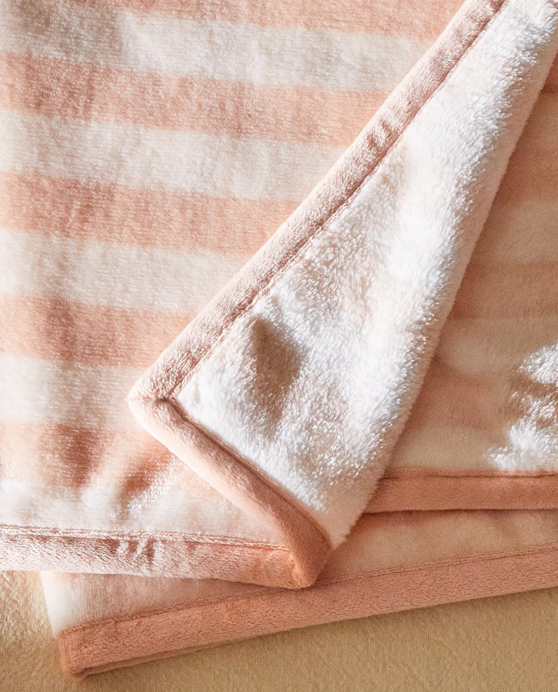 striped_fleece_blanket_2-3.webp ZARA Home Striped Fleece Blanket Pink Shop