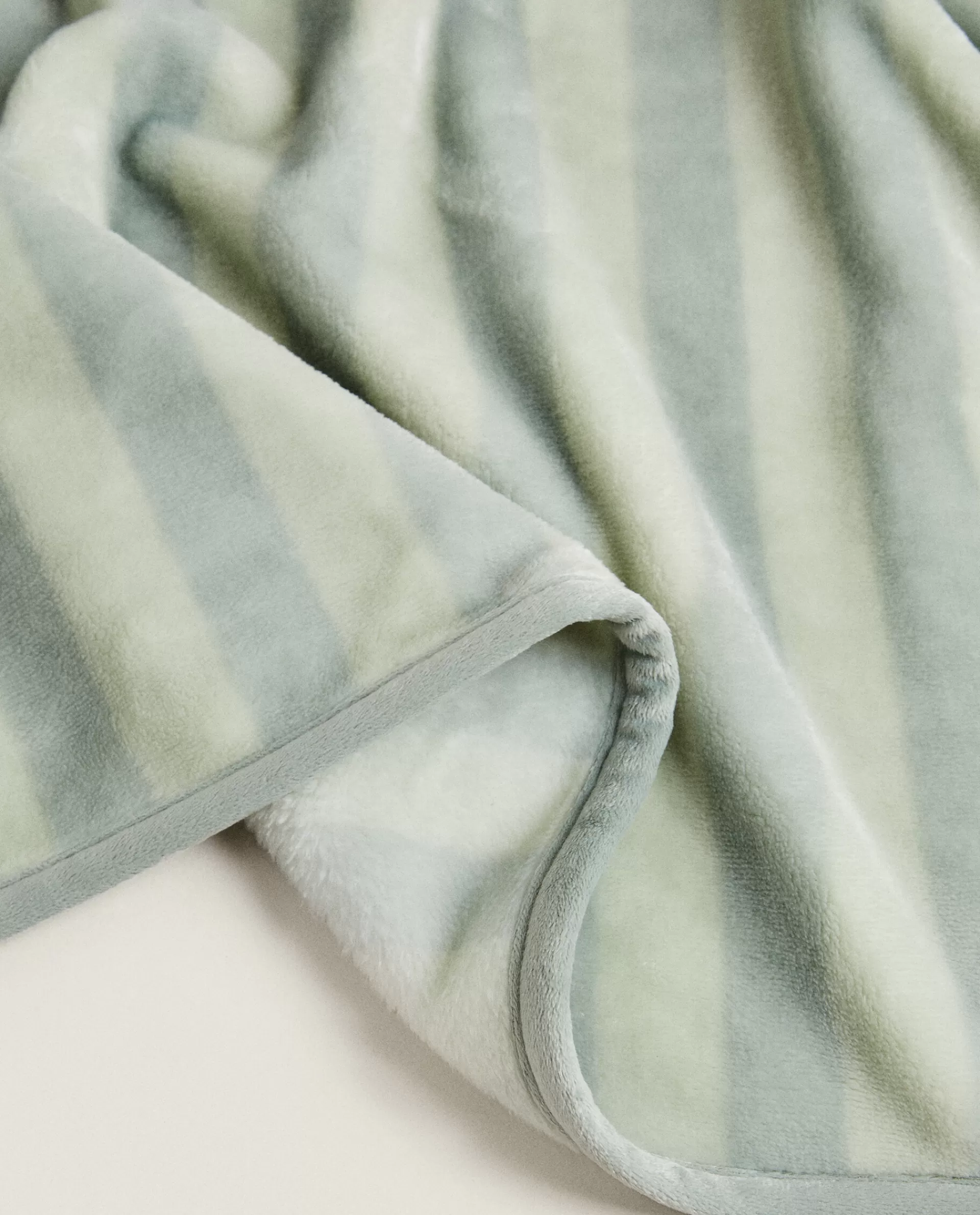 striped_fleece_blanket_3-2.webp ZARA Home Striped Fleece Blanket Green Clearance