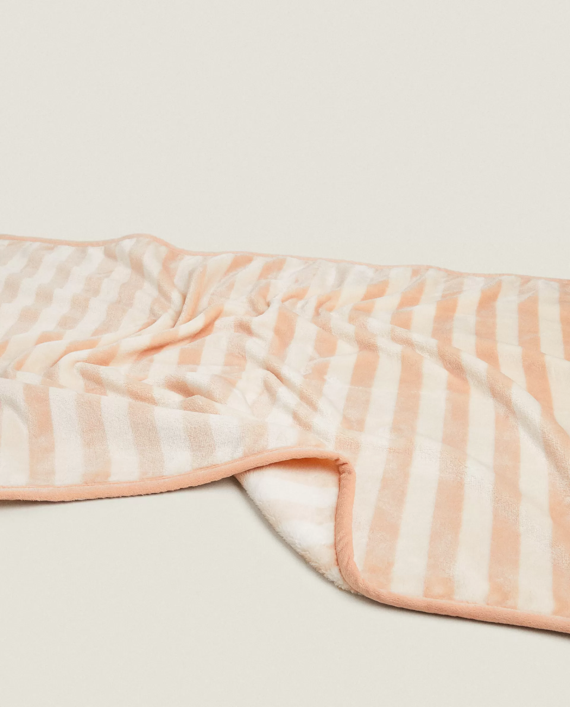 striped_fleece_blanket_3-3.webp ZARA Home Striped Fleece Blanket Pink Shop