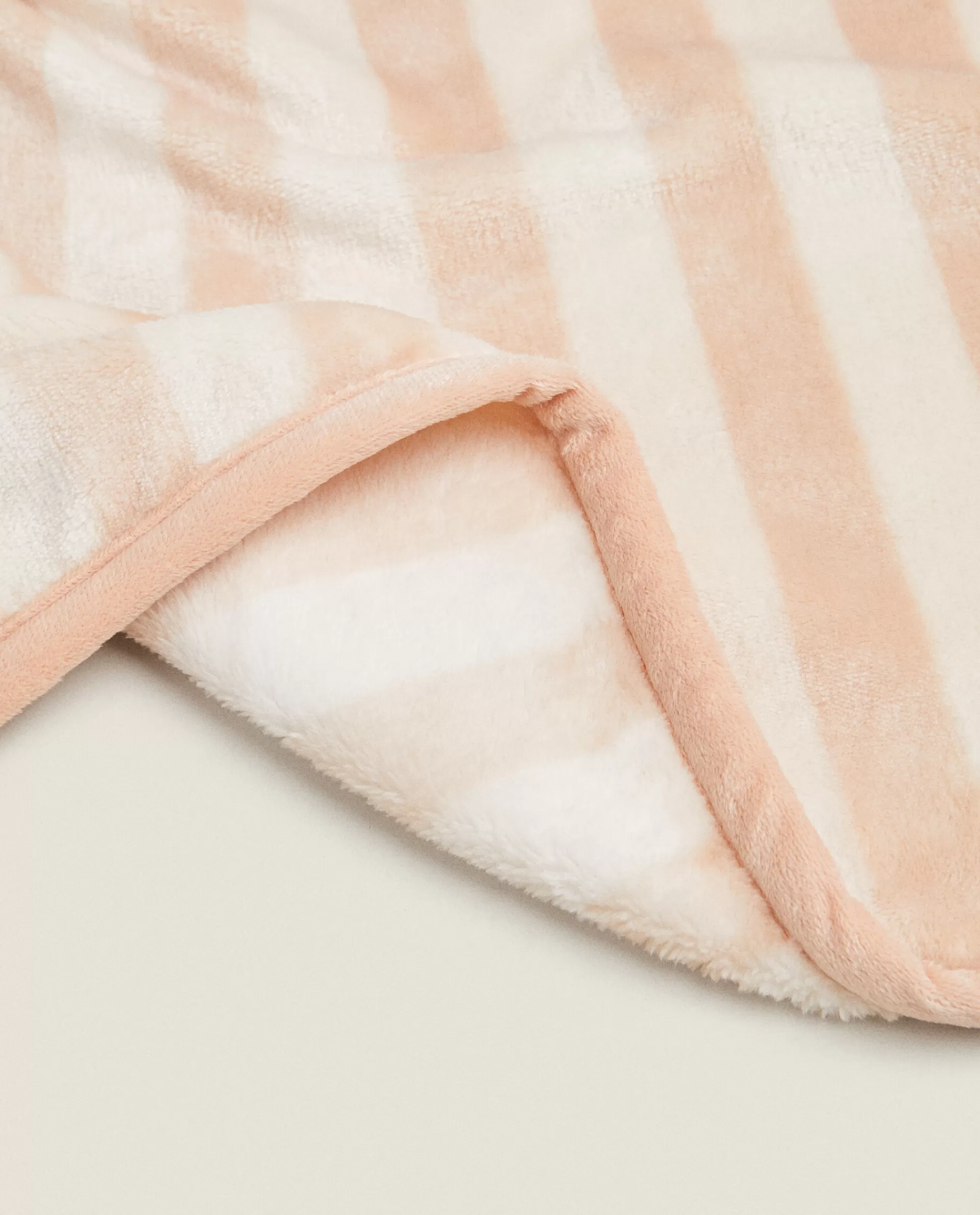 striped_fleece_blanket_4-3.webp ZARA Home Striped Fleece Blanket Pink Shop