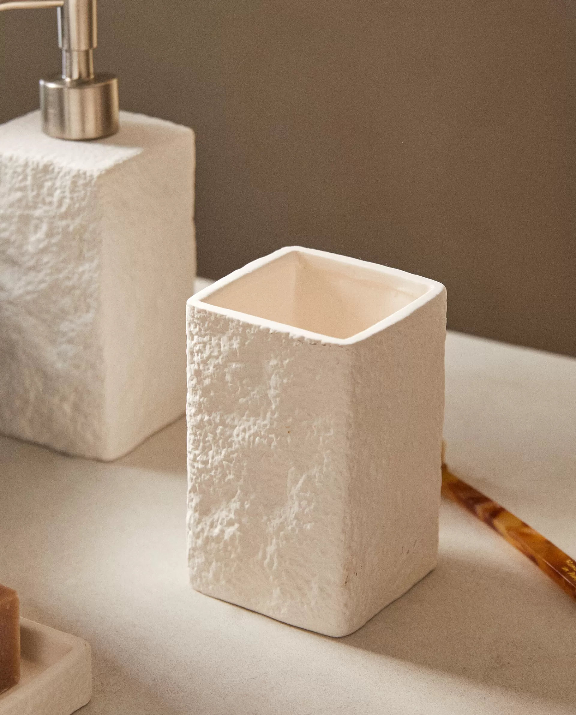 textured_design_ceramic_tumbler_2-1.webp ZARA Home Textured Design Ceramic Tumbler White Best Sale