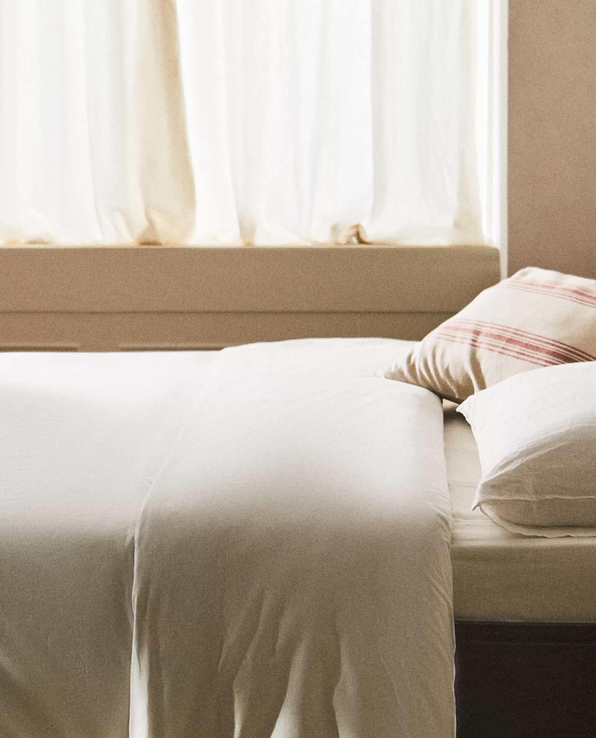 thread_count_cotton_percale_duvet_cover_2-14.webp ZARA Home (180 Thread Count) Cotton Percale Duvet Cover White Hot
