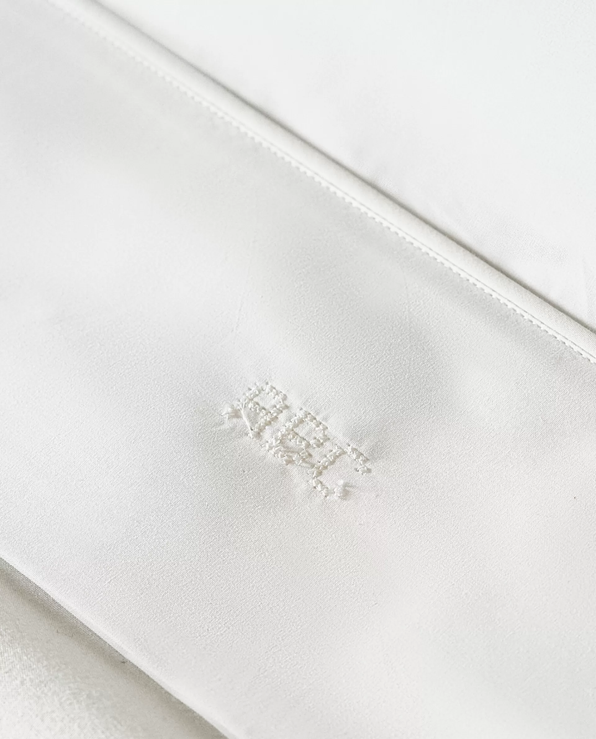 thread_count_cotton_percale_flat_sheet_2-3.webp ZARA Home (300 Thread Count) Cotton Percale Flat Sheet White Store