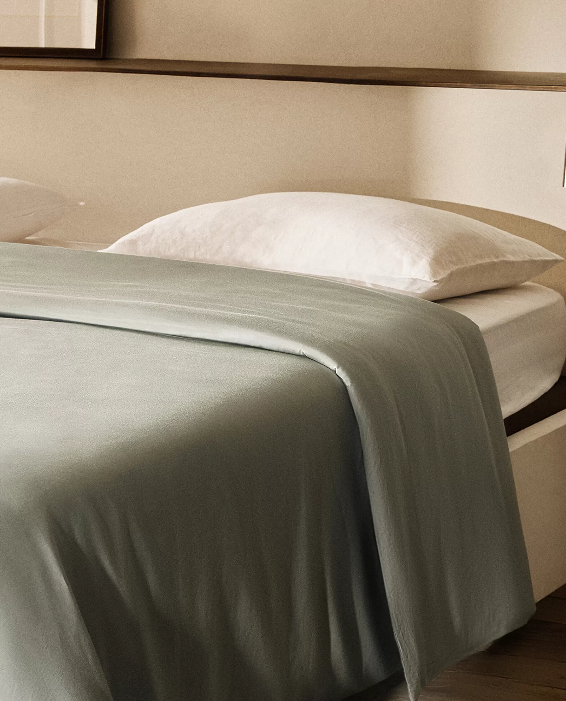 threadcount_cotton_sateen_duvet_cover_2-7.webp ZARA Home (300-Thread-Count) Cotton Sateen Duvet Cover Green Outlet