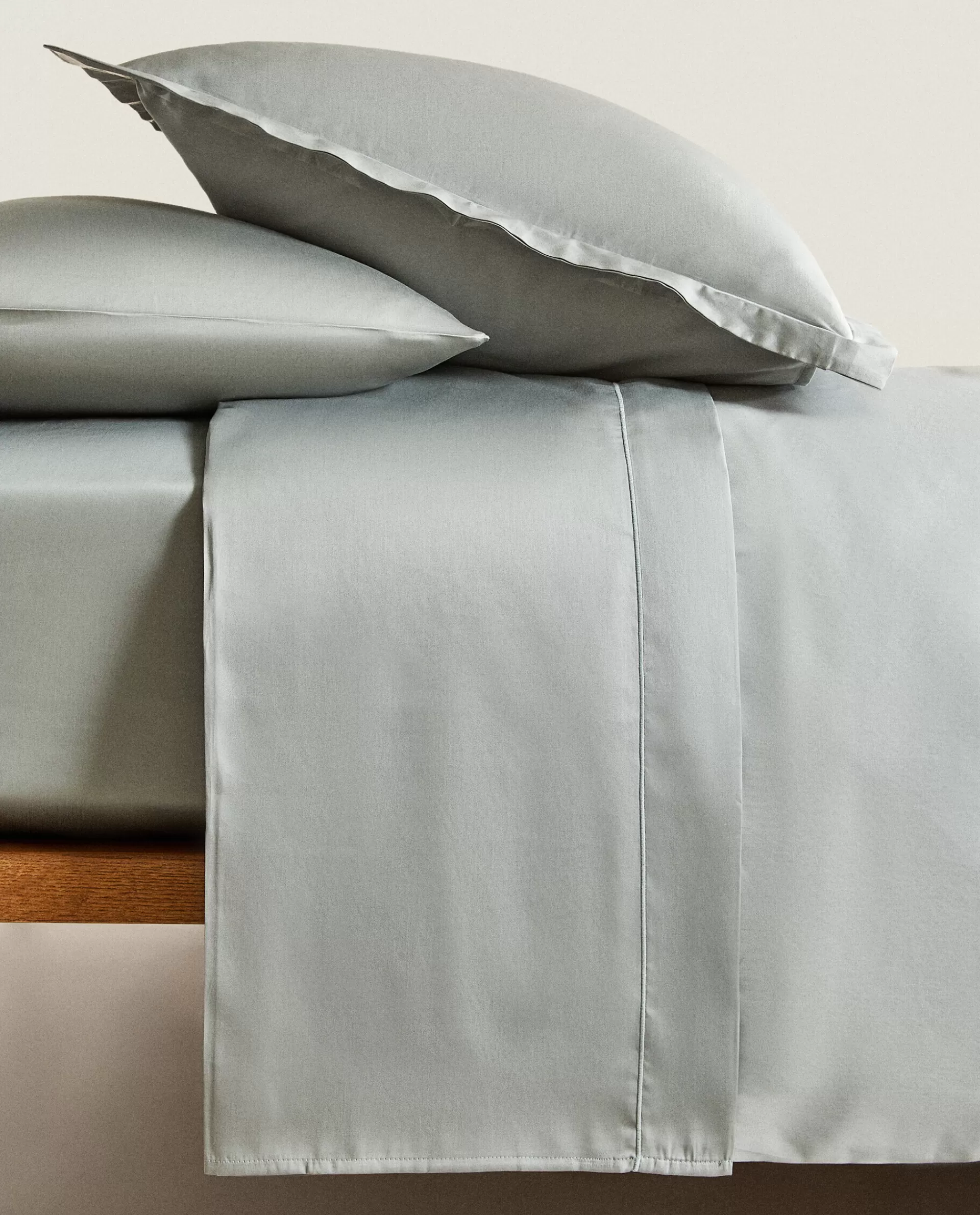 threadcount_cotton_sateen_duvet_cover_3-7.webp ZARA Home (300-Thread-Count) Cotton Sateen Duvet Cover Green Outlet