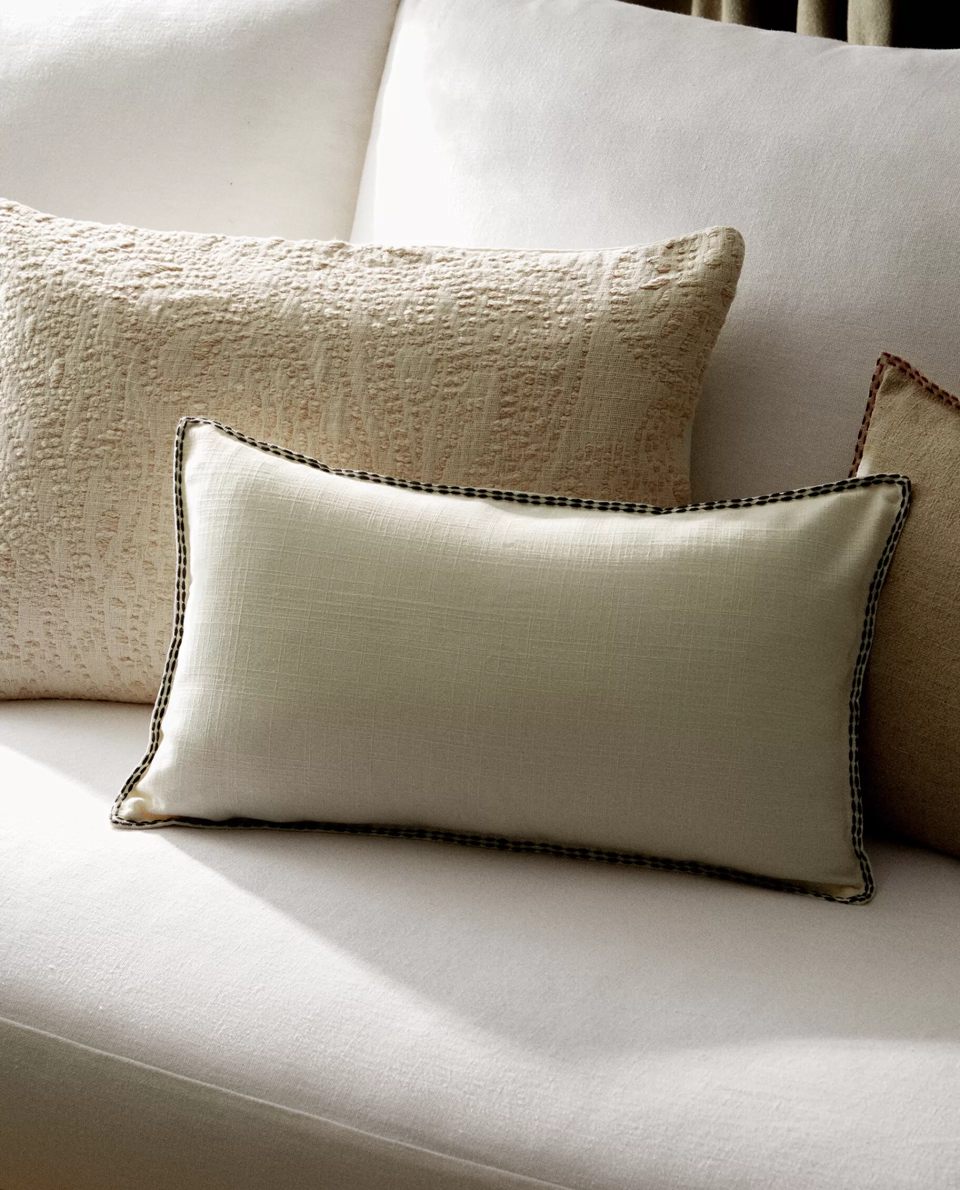 throw_pillow_cover_with_backstitching_2-3.webp ZARA Home Throw Pillow Cover With Backstitching White Shop