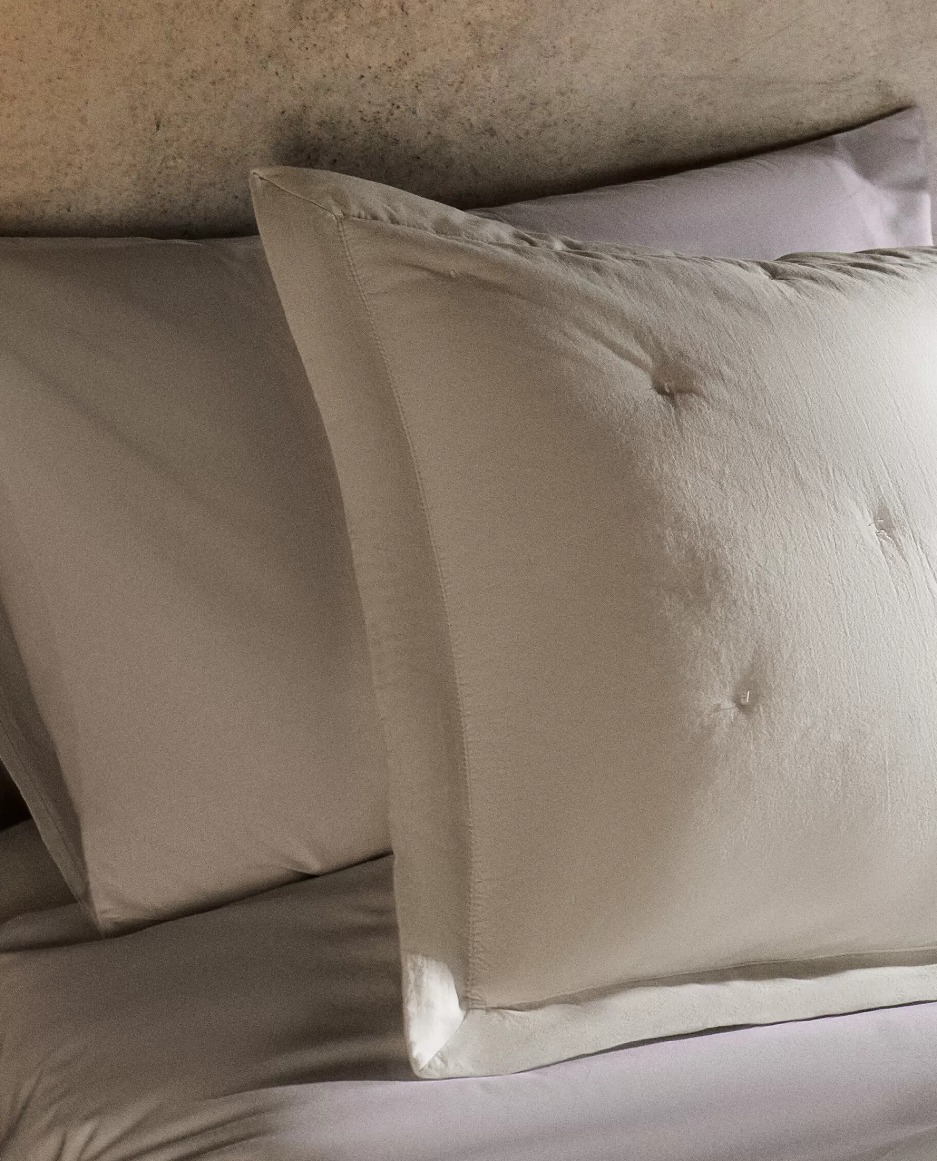 throw_pillow_cover_with_dots_2-5.webp ZARA Home Throw Pillow Cover With Dots Grey Sale