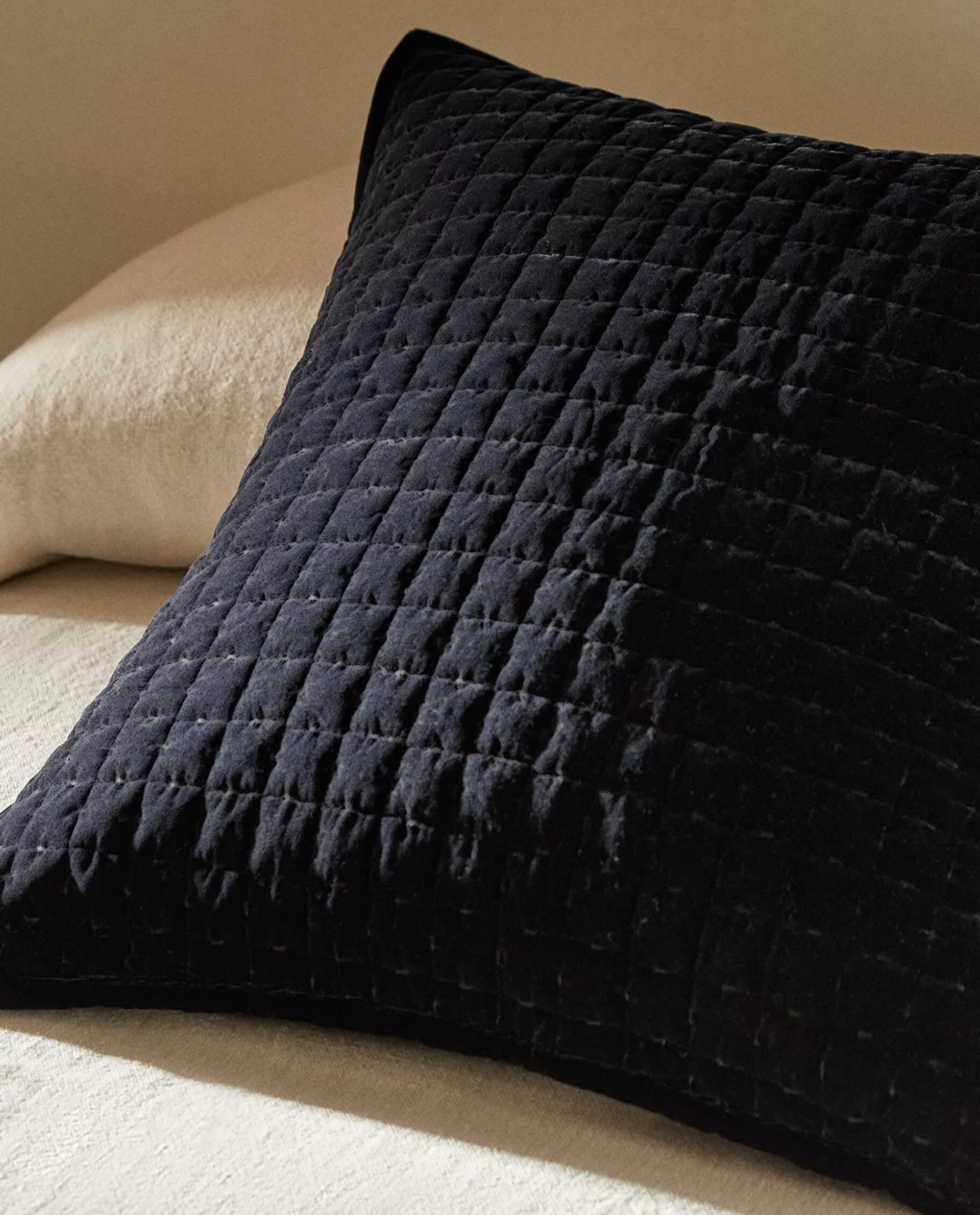 velvet_throw_pillow_cover_2-2.webp ZARA Home Velvet Throw Pillow Cover Black Flash Sale