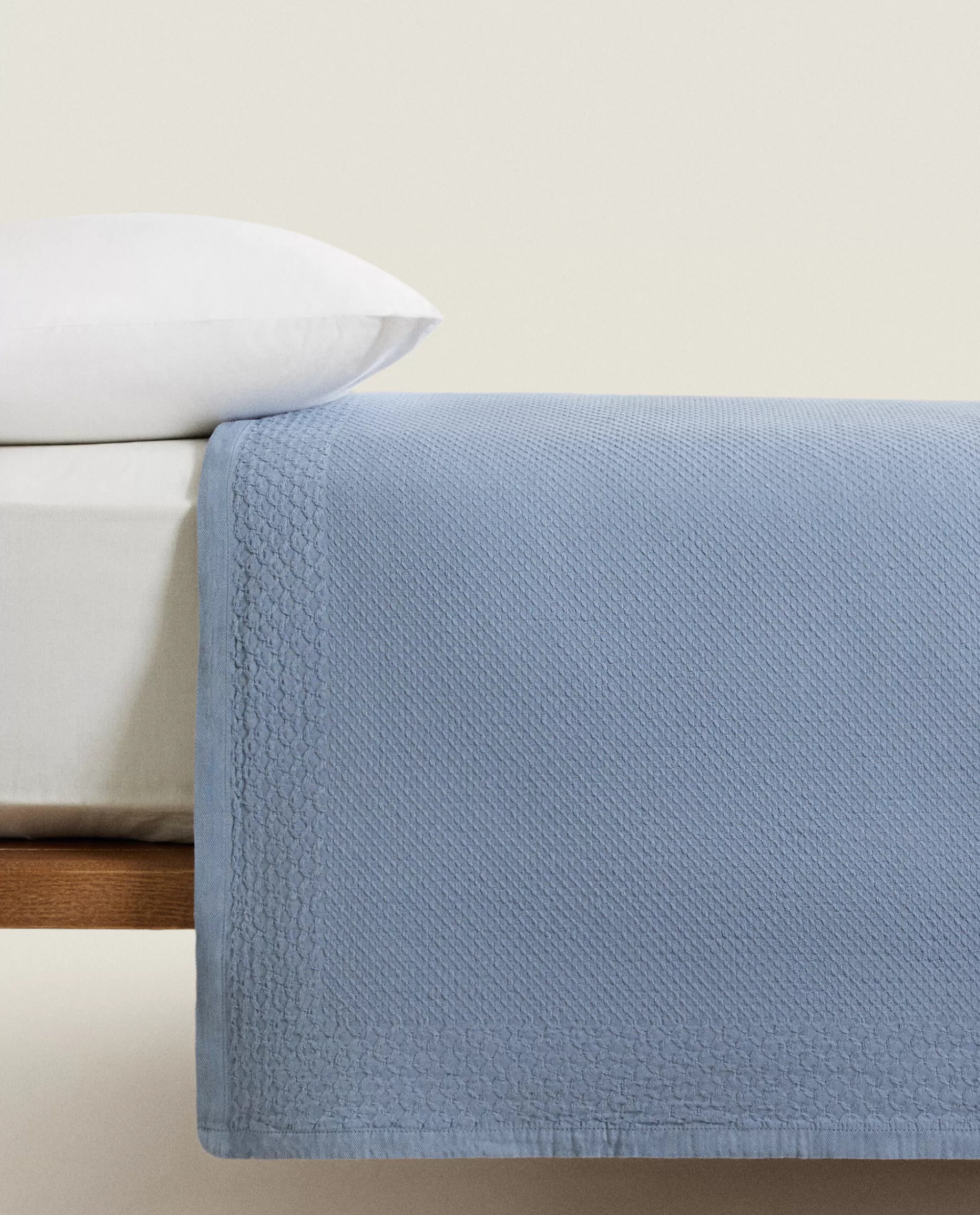 waffle_texture_cotton_bedspread_4-3.webp ZARA Home Waffle Texture Cotton Bedspread Blue Store