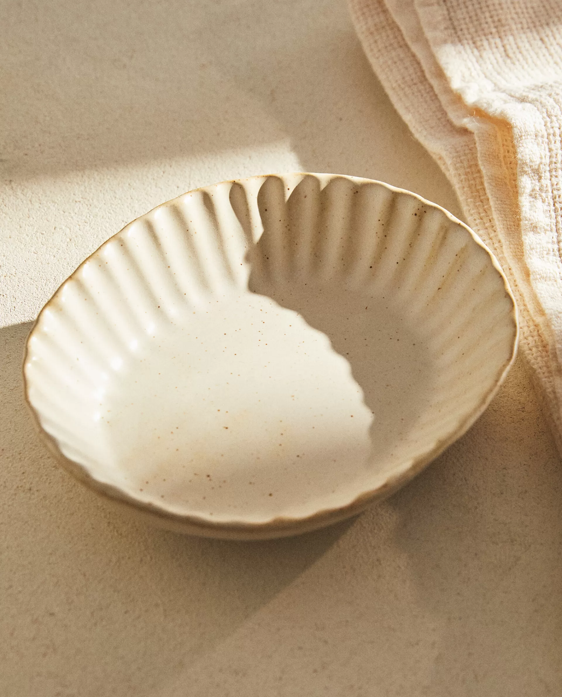wavy_ceramic_tray_2-1.webp ZARA Home Wavy Ceramic Tray 4-111 Sale